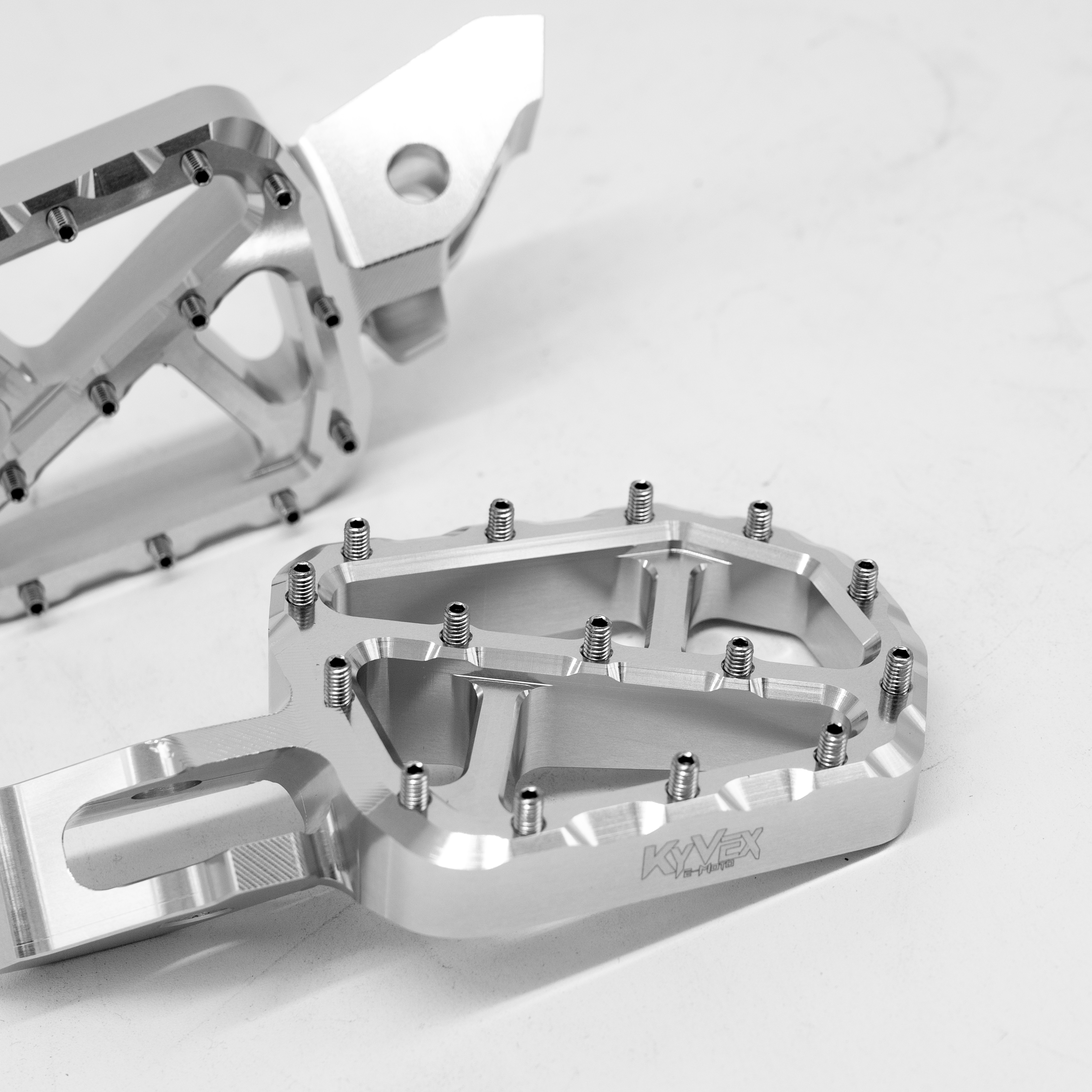 KyVex Billet Wide Foot Pegs - Ultra Bee