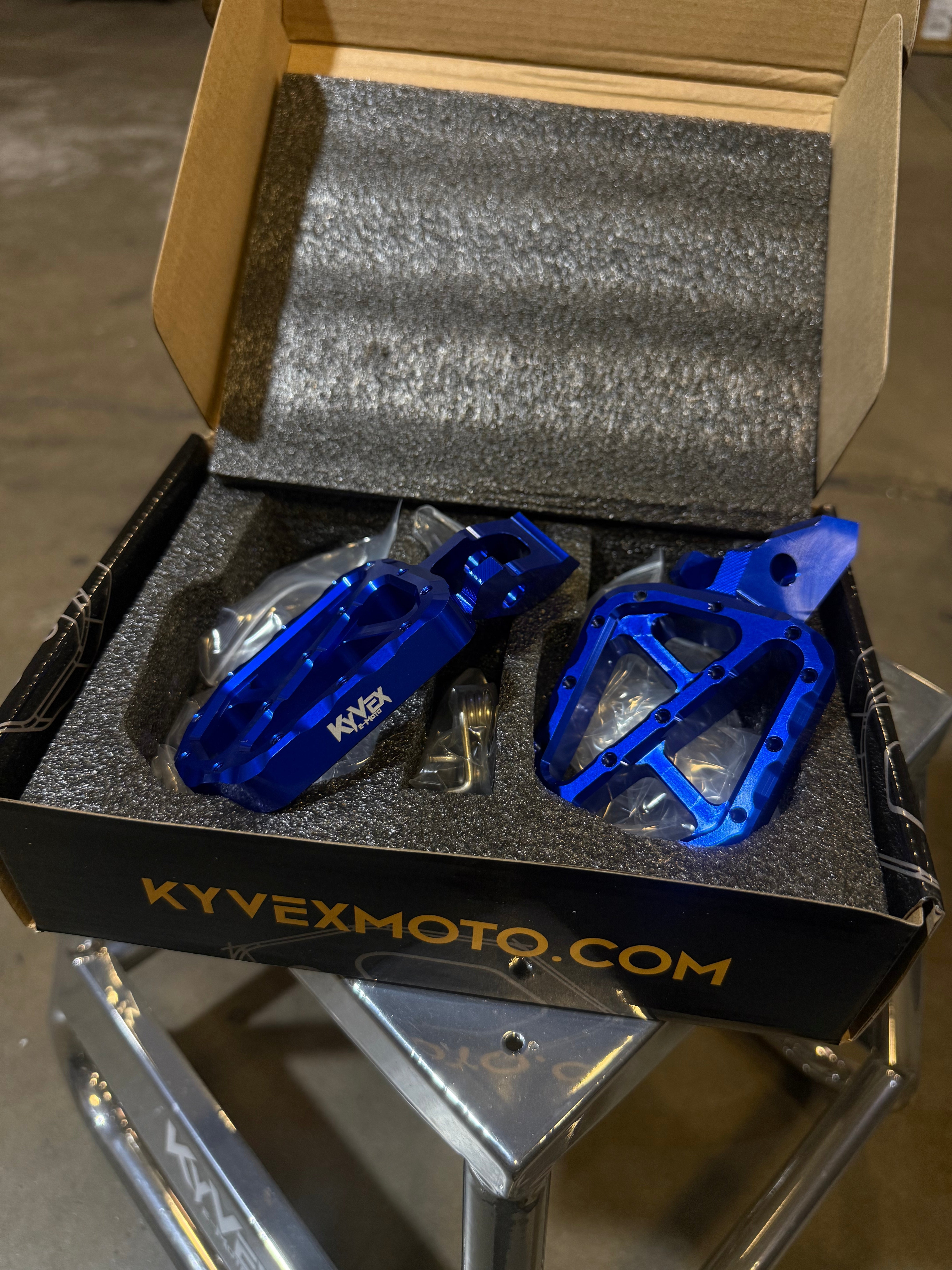 KyVex Billet Wide Foot Pegs - Ultra Bee